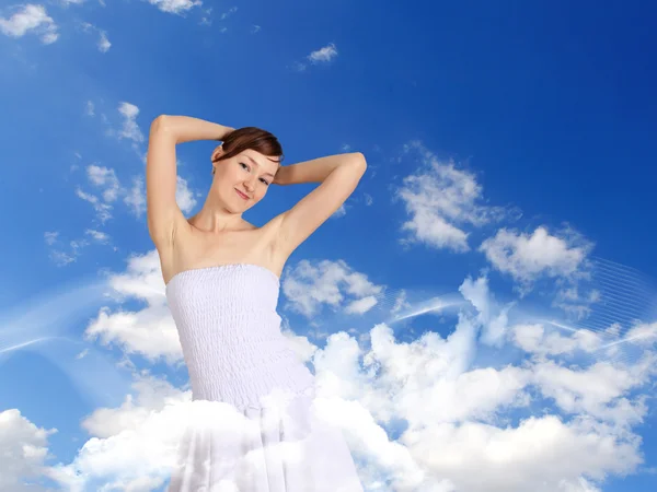Mujer contra fondo azul cielo —  Fotos de Stock