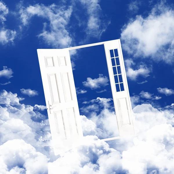 Kék ég háttér fehér ajtó — Stock Fotó
