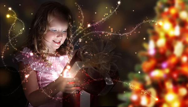 Niño abriendo una caja de regalo mágica — Foto de Stock