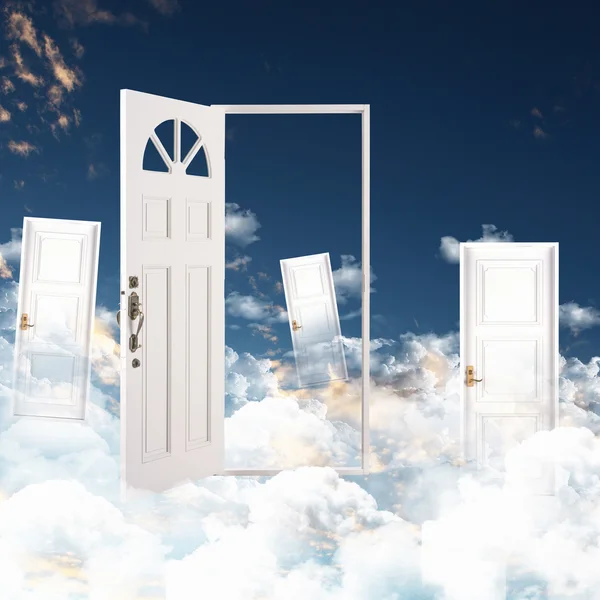 Білі двері на фоні блакитного неба — стокове фото