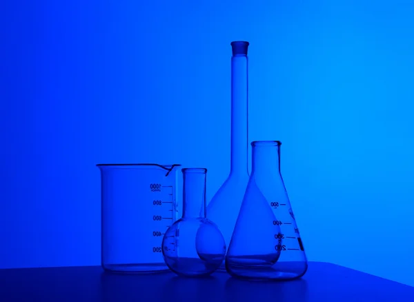Хімічне лабораторне обладнання та скляні труби — стокове фото