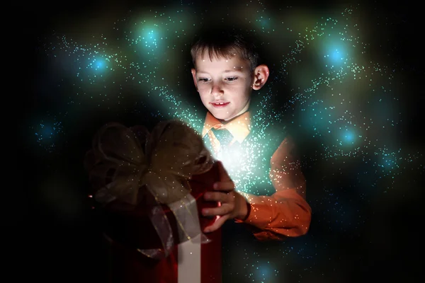 Criança abrindo uma caixa de presente mágica — Fotografia de Stock