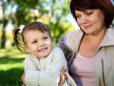 Büyükanne ile onun küçük granddaghter Parkı