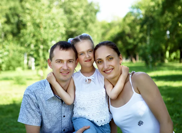 Familj med två barn i parken sommaren — Stockfoto