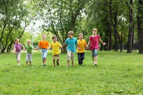 Grupo de crianças no parque — Fotografia de Stock