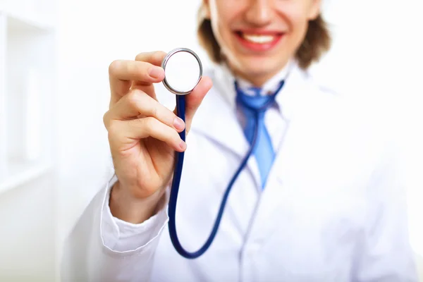 Médico amigável em consultório médico — Fotografia de Stock