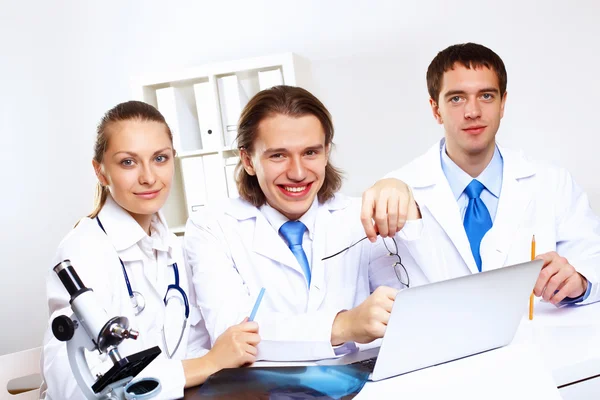 Jovens médicos no trabalho — Fotografia de Stock