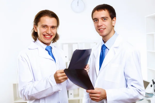 Junge Ärzte bei der Arbeit — Stockfoto