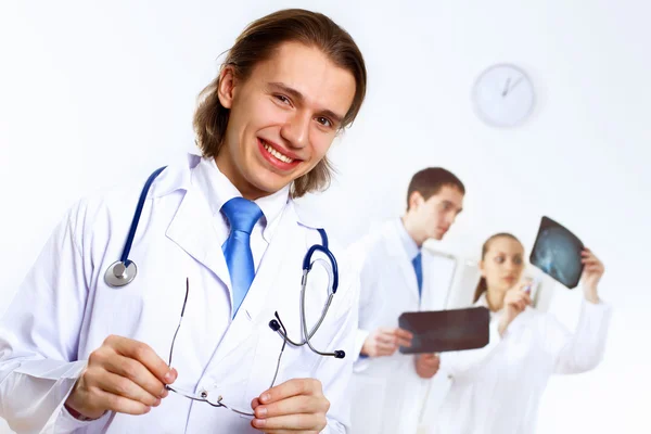 Дружелюбный врач в медицинском кабинете — стоковое фото