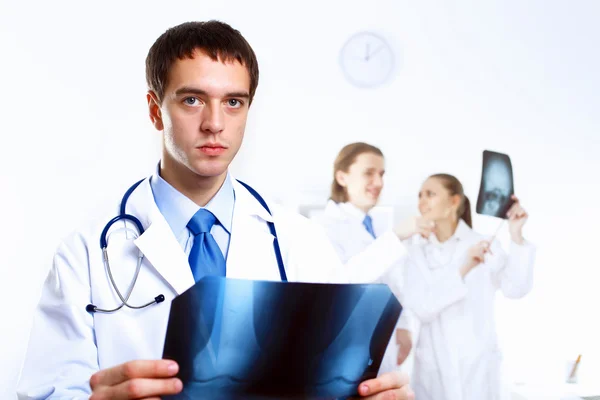 Vriendelijke doctor in de medische kantoor — Stockfoto