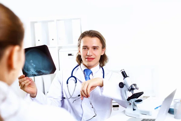Genç doktor iş başında — Stok fotoğraf