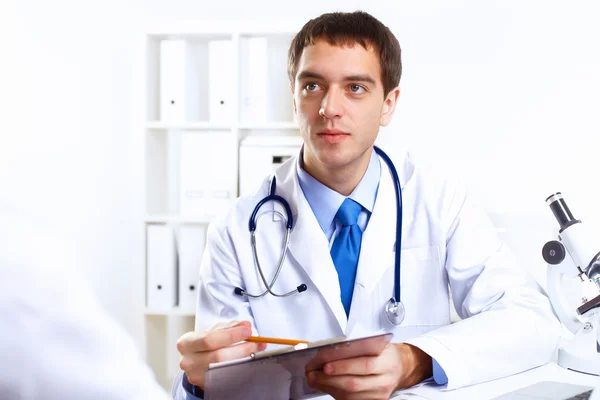 Freundlicher Arzt in der Arztpraxis — Stockfoto