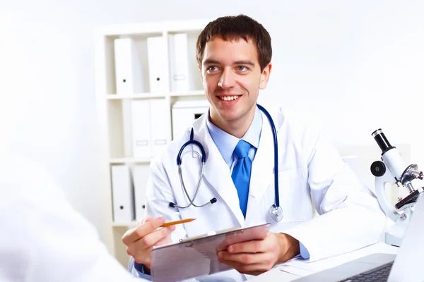 Medico amichevole nello studio medico — Foto Stock