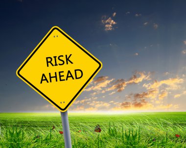 önde risk hakkında uyarı yol levhası