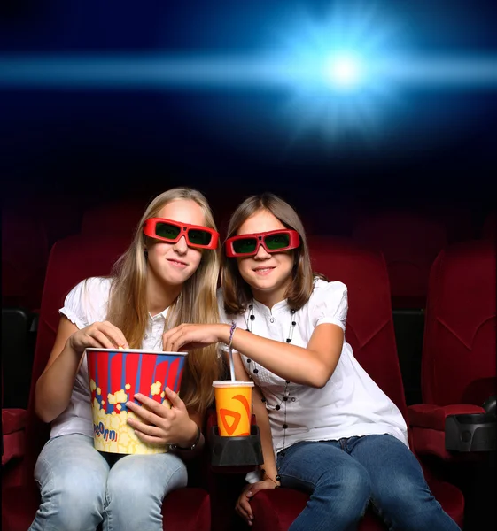 Sinemada iki genç kız — Stok fotoğraf