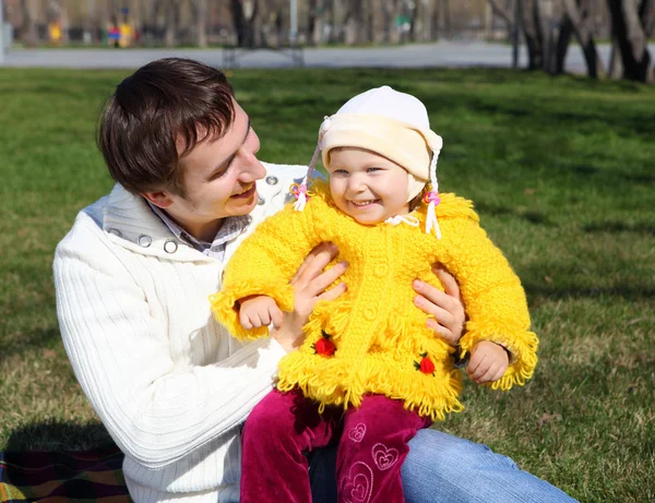 Little girl with father in spring park — Stock Photo, Image