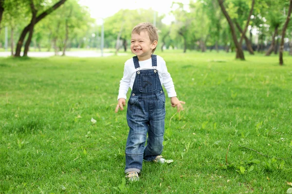 Портрет мальчика в парке — стоковое фото