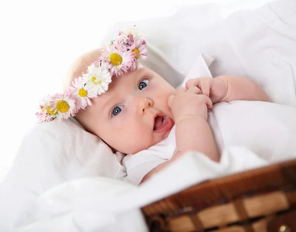 꽃의 화 환으로 아기가 여자의 초상화 — 스톡 사진