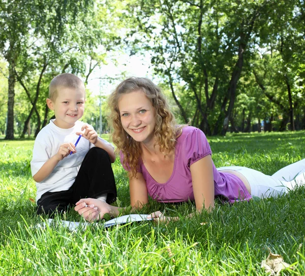 Madre con hijo pequeño en el parque —  Fotos de Stock