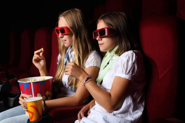 Две молодые девушки смотрят кино Стоковое Фото