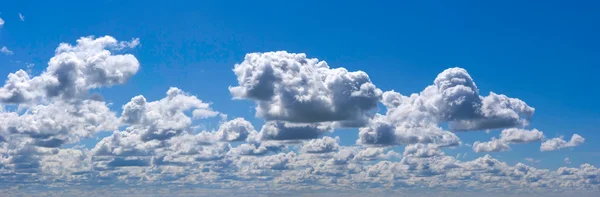 Panorama XXXL błękitne niebo z chmurami — Zdjęcie stockowe