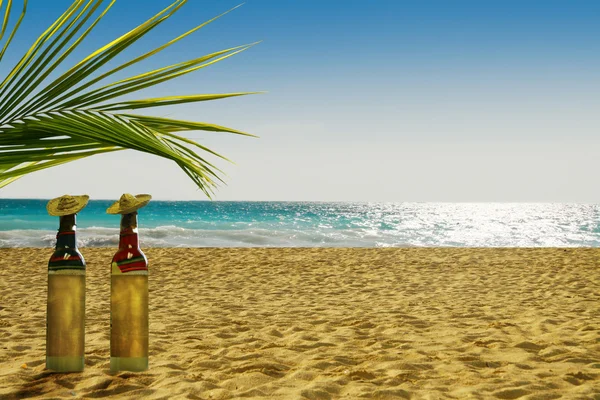 Garrafas de tequila na praia — Fotografia de Stock