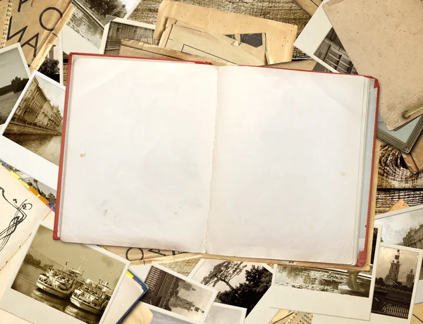 Livro velho e fotos — Fotografia de Stock