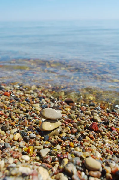 ıslak çakıl ve deniz.