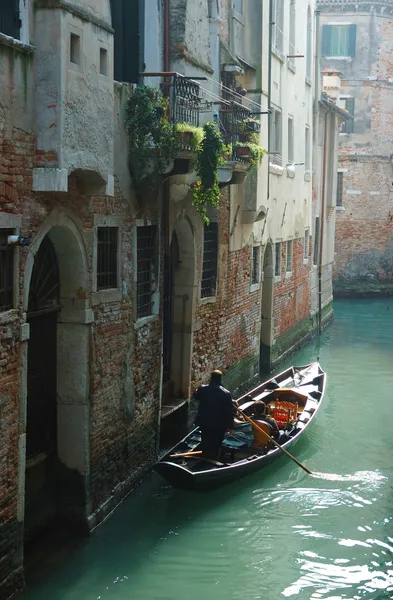 Гондоли в каналу Венеції, Італія — стокове фото