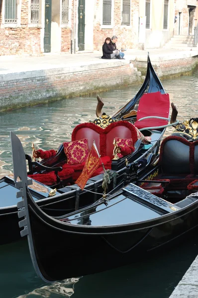Dwie gondole w canal Wenecja, Włochy — Zdjęcie stockowe