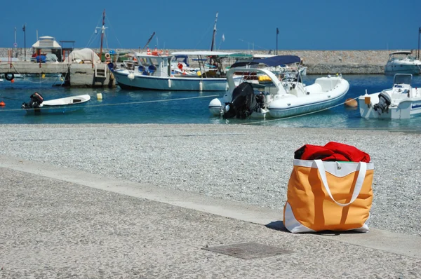 Bolsa de playa de verano en el puerto deportivo griego, Leonidio, Grecia —  Fotos de Stock
