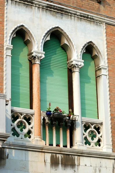 Oude groene lancet Venetiaanse venster, Italië — Stockfoto