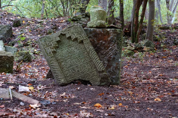 Old medieval tatar muslim cemetry Gazy Mansur at Bakhchysaray — Stock Photo, Image