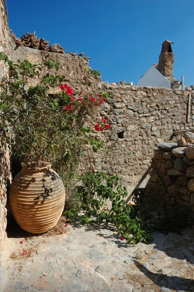 Antiguo patio hermoso en la ciudad de Monemvasia, Grecia —  Fotos de Stock