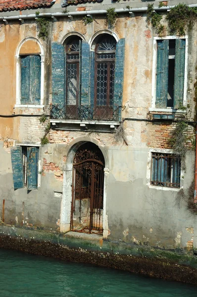 Παλιά όμορφο σπίτι της Βενετίας στο νερό, Ιταλία — Φωτογραφία Αρχείου