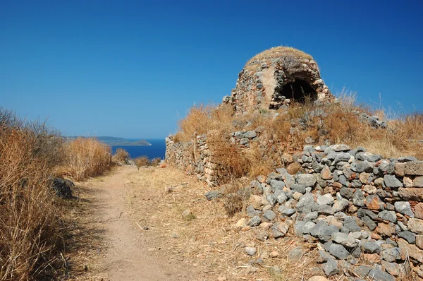 Iglesia en ruinas de la antigua ciudad bizantina Monemvasia en la costa este —  Fotos de Stock