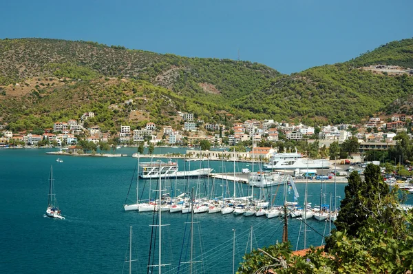 Marina på ön poros - populär turist förlägger i Egeiska havet — Stockfoto