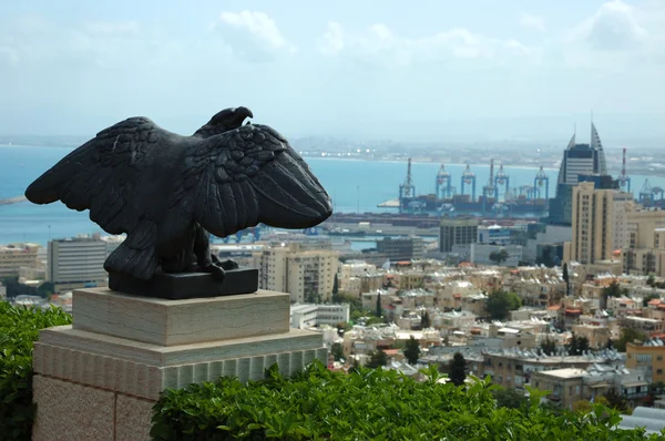 以色列海法市和鹰雕像的视图 — 图库照片