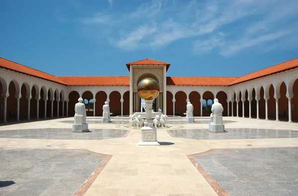 Eingang zum Hof des Ralli-Museums, caesarea, israel — Stockfoto