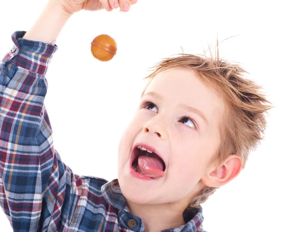 Close up de menino comendo um pirulito — Fotografia de Stock