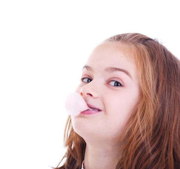 Chica joven soplando goma de mascar —  Fotos de Stock