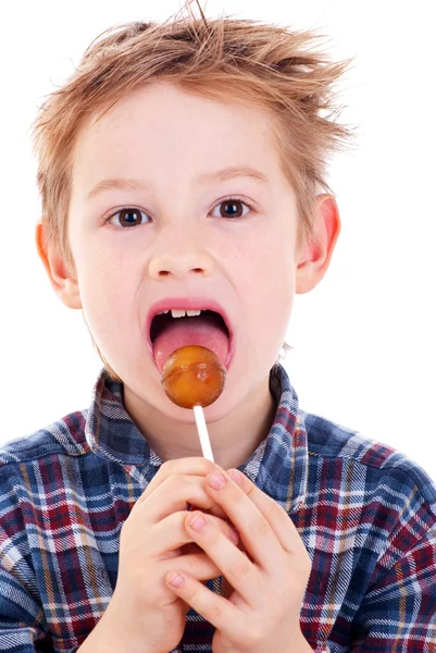 Close up de menino comendo um pirulito — Fotografia de Stock