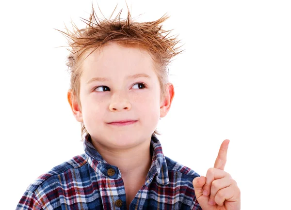 Das Porträt eines kleinen Jungen, der den Finger auf Weiß zeigt — Stockfoto