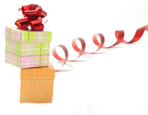 Izole beyaz zemin üzerine kırmızı kurdele fiyonklu hediye kutusu — Stok fotoğraf