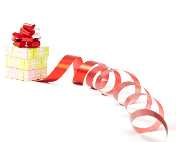 Caixa de presente com fita vermelha arco isolado no fundo branco — Fotografia de Stock
