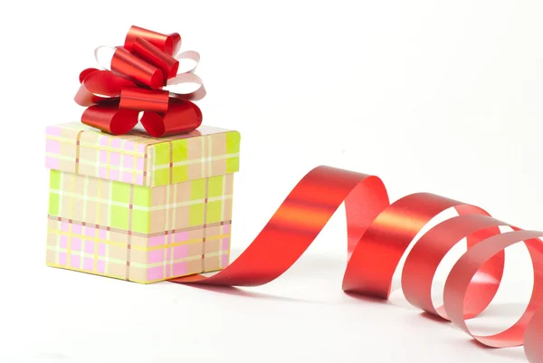 Caja de regalo con lazo de cinta roja aislado en blanco — Foto de Stock