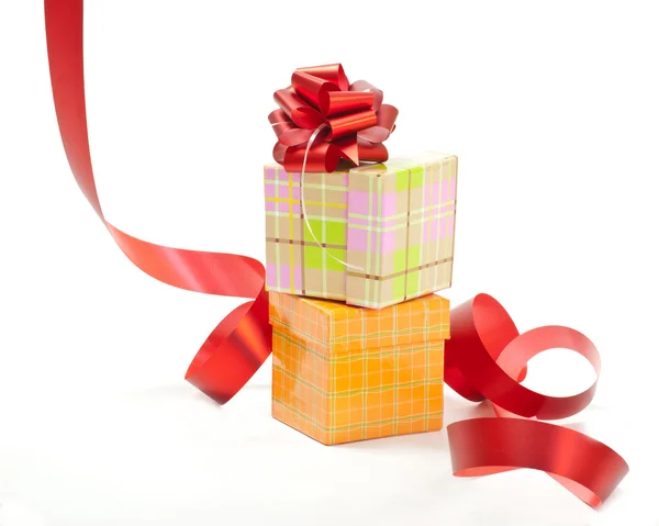 Huidige doos met red ribbon bow geïsoleerd op wit — Stockfoto