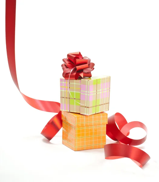 Beyaz izole kırmızı şerit yay ile hediye kutusu — Stok fotoğraf