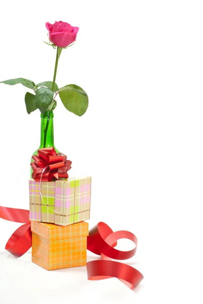 Geschenkbox mit roter Schleife und Rose — Stockfoto