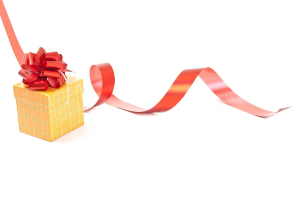 Caja de regalo con lazo de cinta roja aislado en blanco —  Fotos de Stock